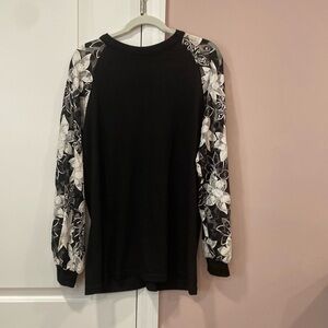 Pretty XL blouse black waffle knit with lace sleeves